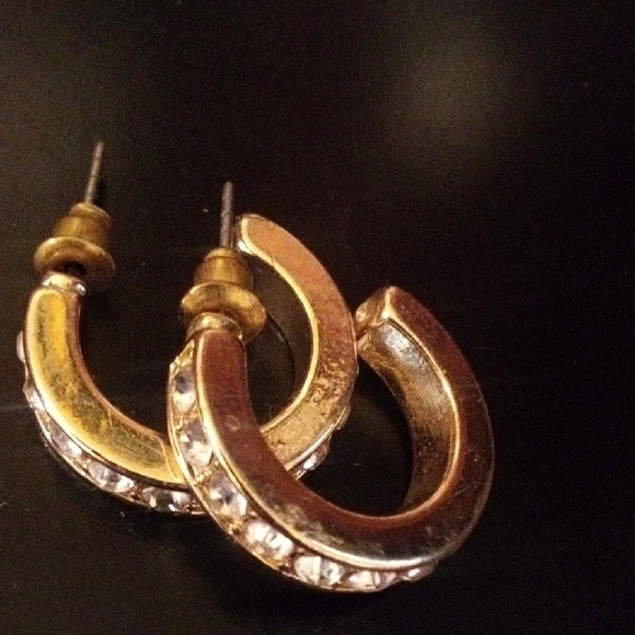 Elegant Gold Hoop Earrings - Picture 3 of 4